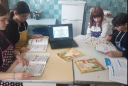 "Человеку нужно есть"                                                                                 Человеку нужно есть,
Чтобы встать и чтобы сесть,
Чтобы прыгать, кувыркаться,
Песни петь, дружить, смеяться,
Чтоб расти и развиваться
И при этом не болеть.
Нужно правильно питаться
С самых юных лет уметь.
Подведем теперь итог:
Чтоб расти – нужен белок.
Для защиты и тепла
Жир природа создала.
Как будильник без завода
Не пойдет ни тик, ни так,
Так и мы без углеводов
Не обходимся никак.
Витамины – просто чудо!
Сколько радости несут:
Все болезни и простуды
Перед нами отвернут.
Вот поэтому всегда
Для нашего здоровья
Полноценная еда –
Важнейшее условие.